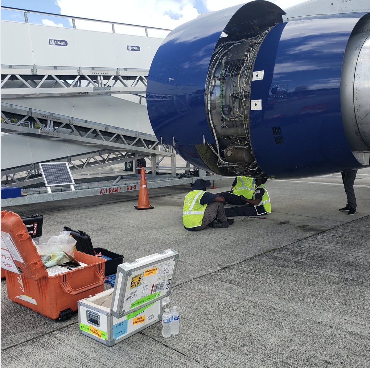 TechSunline's tweet photo. 💯 We are happy to have a strong team of licensed engineers holding European EASA, Canadian M1/M2, FAA A&amp;P, and SXM PJ licenses🦺✈️
📞 Call us at +1 721 5227108
🌍 Website https://t.co/7lW0C9RrLX
#SunlineTechnicalMaintenance #AircraftLineMaintenance #LineMaintenance #PJIA https://t.co/qKTusWtjp0