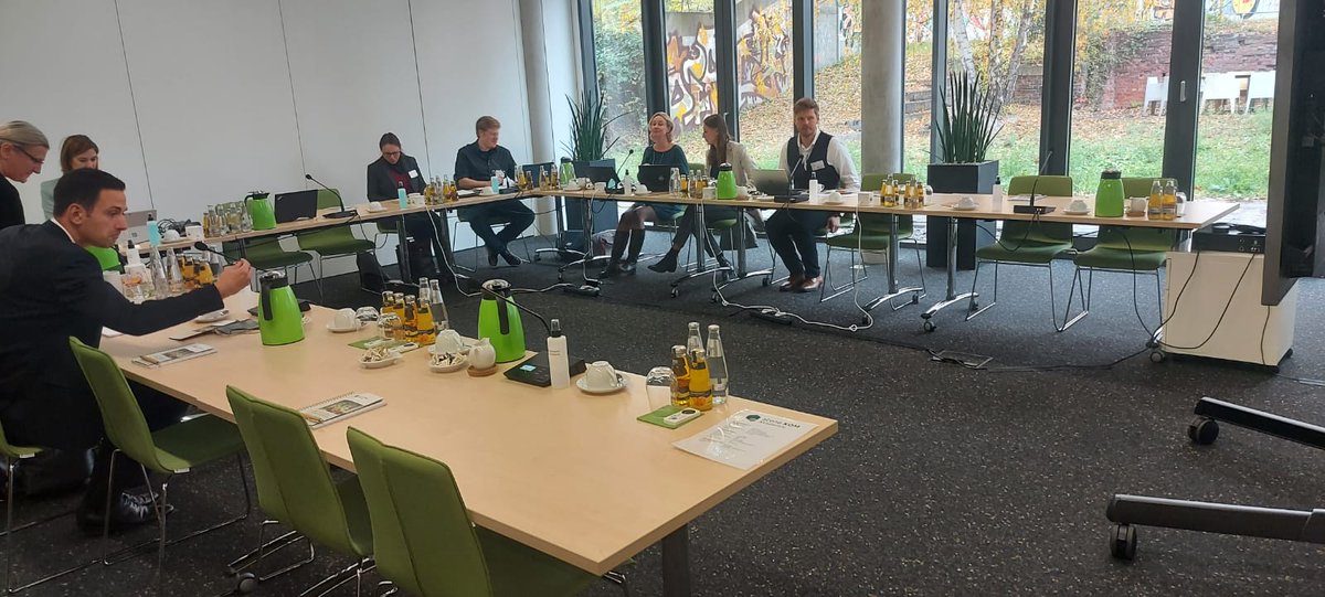 LSMueller's tweet photo. Immer eins meiner Hightlights - mit @BMWi und den PartnerInnen des #D21index den ersten Blick in die Umfrageergebnisse werfen und diskutieren. Die Synapsen pingen immernoch... #loveit 😊 https://t.co/EFAmKJ552E