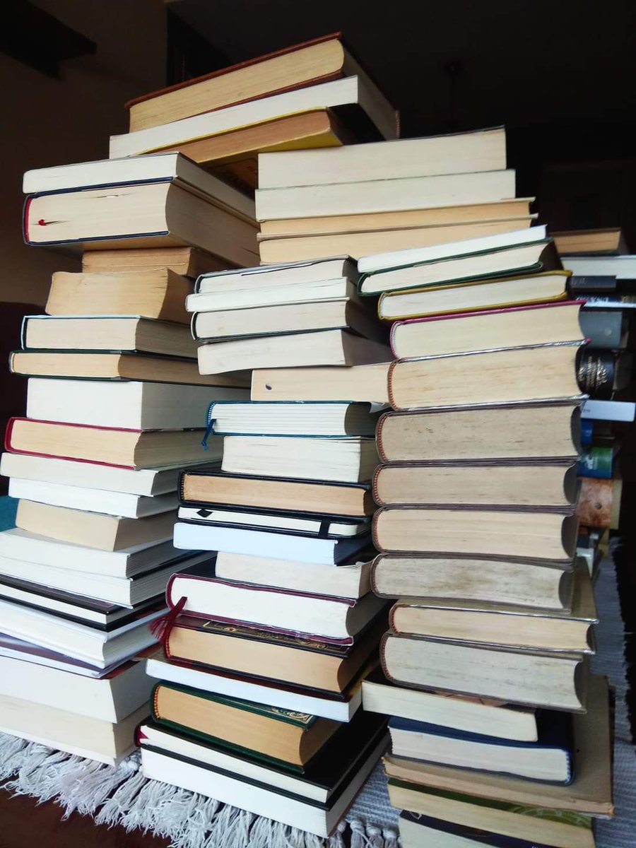 Thewindlady's tweet photo. No acudo al cementerio en días señalados porque prefiero ir en cualquier otra ocasión, y así  transcurrió mi Día de Todos los Santos: desempolvando libros. Según los iba ordenando caí en la cuenta de que son pequeñas tumbas cuyos espíritus regresan a la vida con cada lectura. https://t.co/ZLYHWRK3Oe