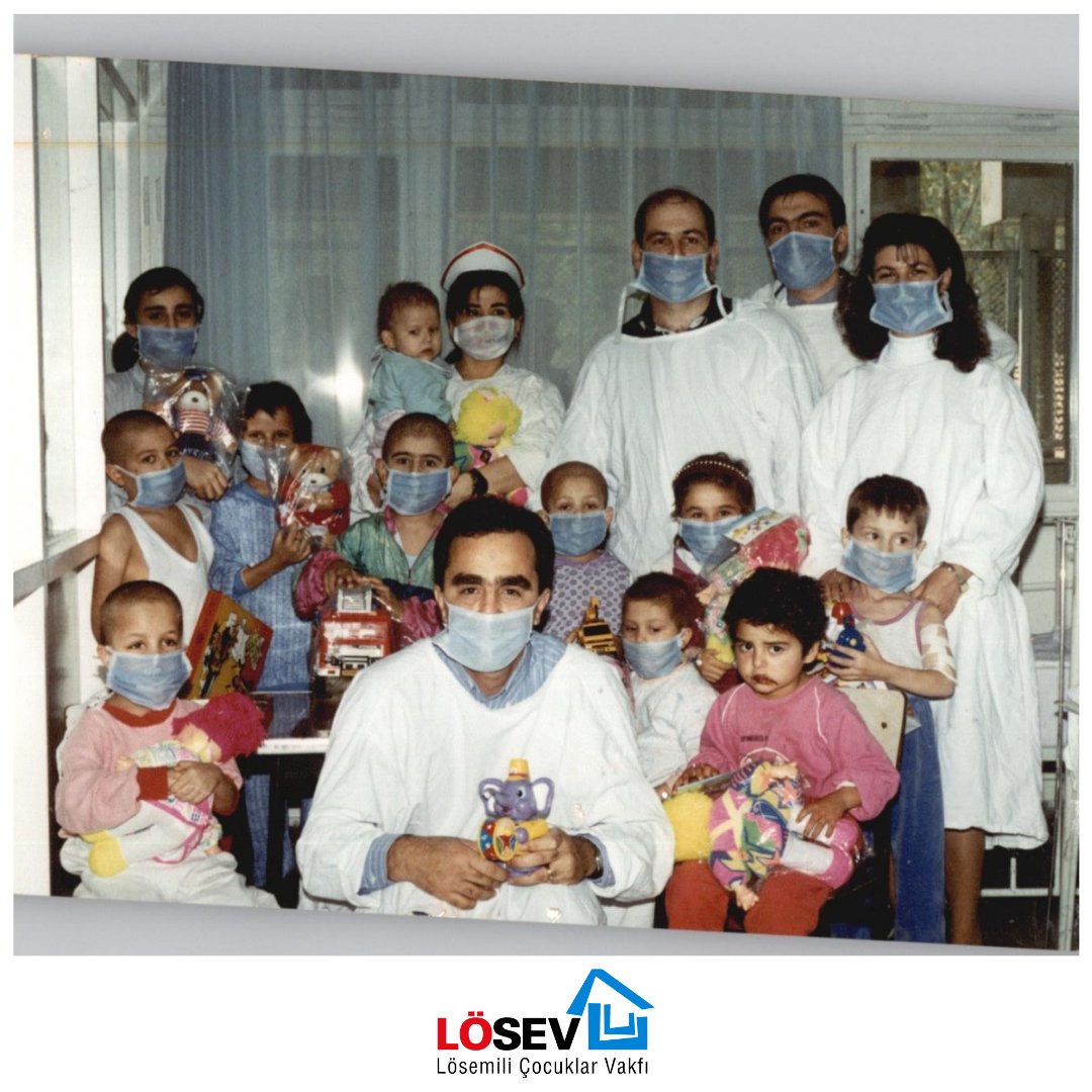 #lösemili1çocuğunhayali nerede ve nasıl başladı? 

Dr. <a href="/ustunezer/">Dr. Üstün EZER</a> reçete yazmanın hastaları iyileştirmeye yetmediğini, köylerde kendi reçetelerinin ardını kovalayıp ücretsiz ilaç dağıtırken fark ederek insanlık için çok daha fazlasının yapılabileceğini zihninde resmetti💫