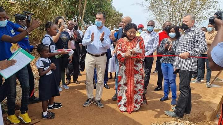 NellyPresse's tweet photo. #RDC: Le vendredi, 29/10/2021, j'ai eu l'honneur d'être invitée à la cimenterie #PPC BARNETT, dans le territoire de #Songololo/KONGO CENTRAL, à l'effet d'inaugurer l'école primaire moderne qu'elle venait de construire sur fonds propres, dans le cadre de #RSE 🙏
@juvenalmunubo https://t.co/oNLSjKf1TB