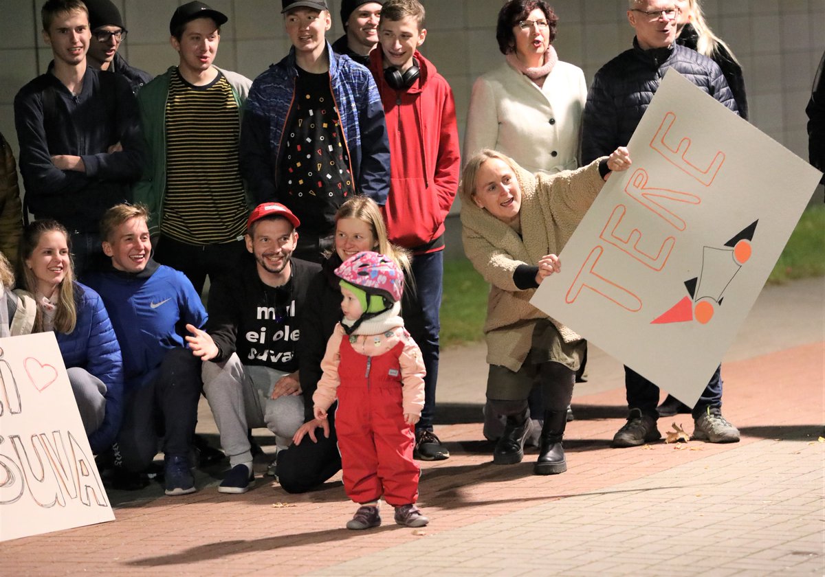TeamSolaride's tweet photo. Yesterday evening was filled with suprises, tears of joy, and long hugs🥰
Co-solariders, friends, family members, and supporters had come to the Estonian University of Life Sciences car park to greet the team who did an amazing job at @SolarChllengeMA☀️

📸
Margus Ansu
Risto Mets https://t.co/gJAppPefiO