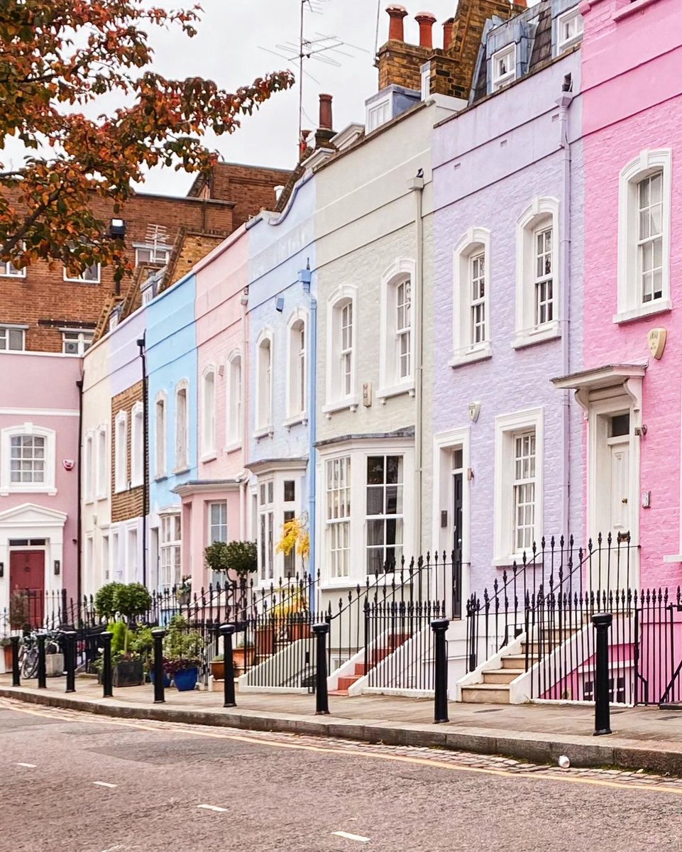 ticktocktea's tweet photo. There's nothing better than an autumn stroll around town with a flask of tea in hand is there? 😌

 Comment your favourite place to take a stroll and your tea of choice below! #TickTockTea https://t.co/y3e8pdEbSM