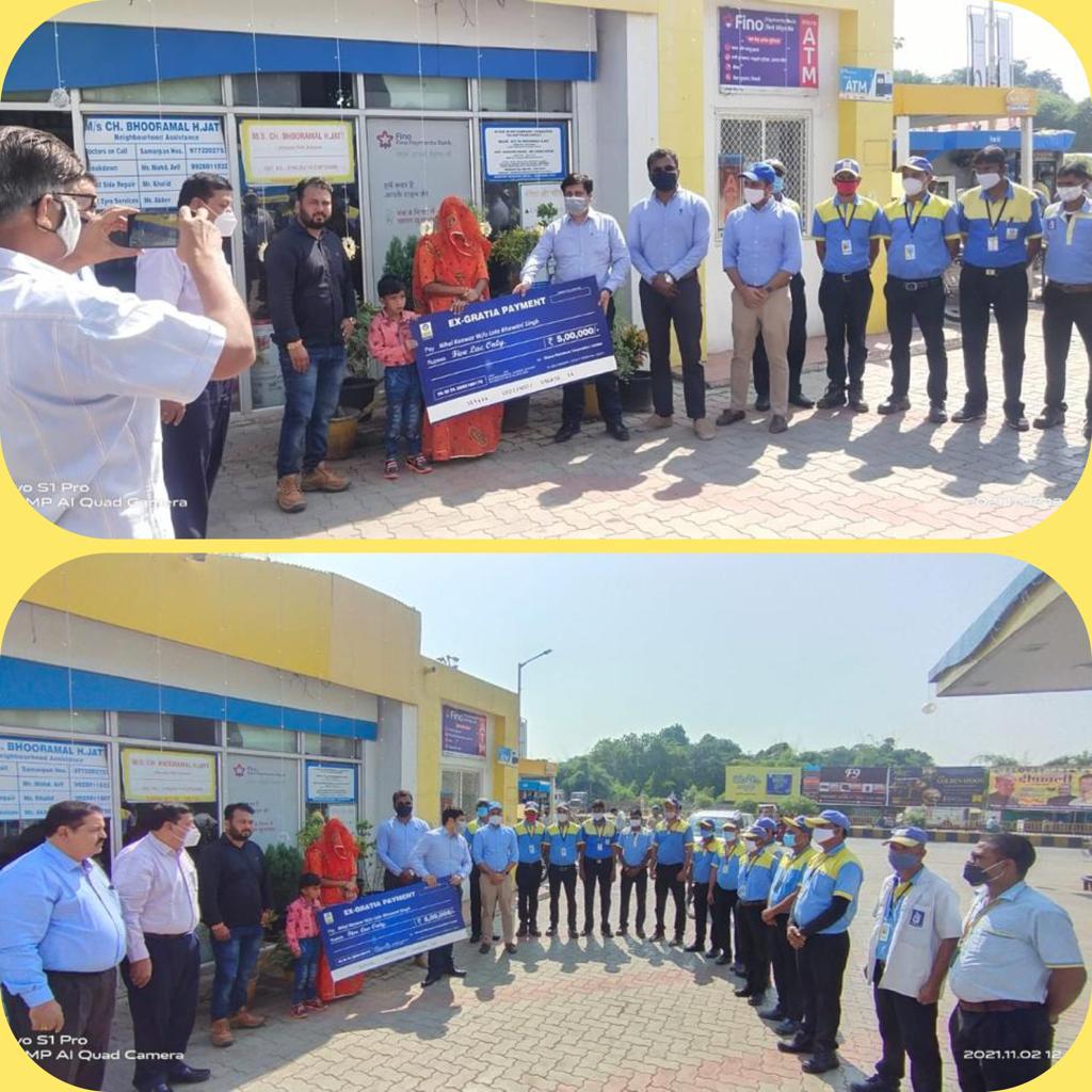 BPCRetailKota's tweet photo. A small help of 5 Lakhs to the family of Late Sh Bhawani Singh employed at RO M/s Ch Bhooramal H Jaat, Jhalawar under the Ex gratia scheme of Bharat petroleum.
#humansofBPCL
#HappyDiwali 

@BPCLimited @BPCLRetail @SanjayChoubeys https://t.co/WHfowLyDpk