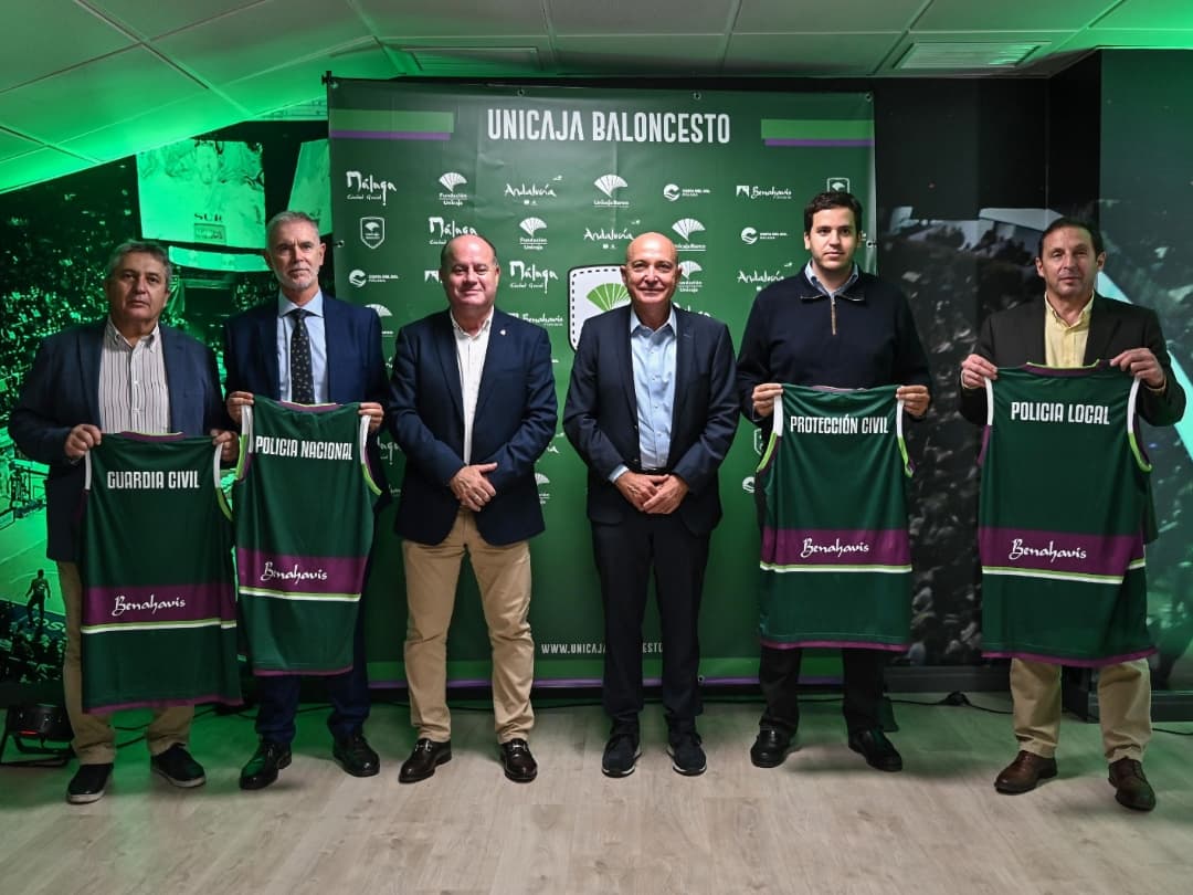 AJDEPLA_policia's tweet photo. Unicaja celebra su primer partido de Liga Europea con público y lo hace con un merecido homenaje del mundo del #Baloncesto a los Cuerpos y Fuerzas de Seguridad. ¡Gracias @unicajaCB! https://t.co/0ZKcl8yXwD