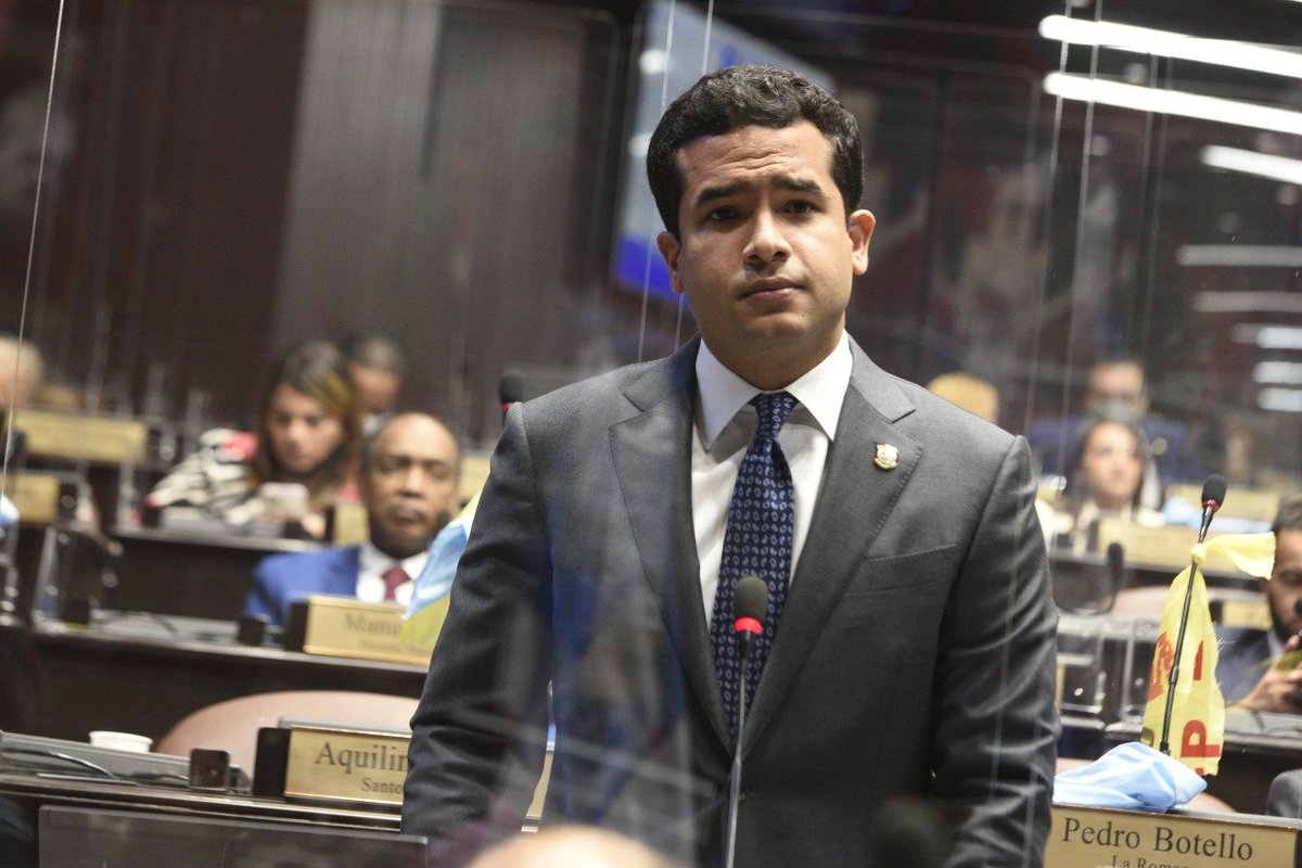 DiputadosRD's tweet photo. El diputado @OmarLFernandez dice que apenas unos días se aprobó un préstamo para la transformación digital de la Rep. Dominicana e intentó convencer al pleno de rechazarlo, pero no fue posible. Afirma que en el país se están tomando prestamos que no son necesarios en el momento. https://t.co/kbebOX993D