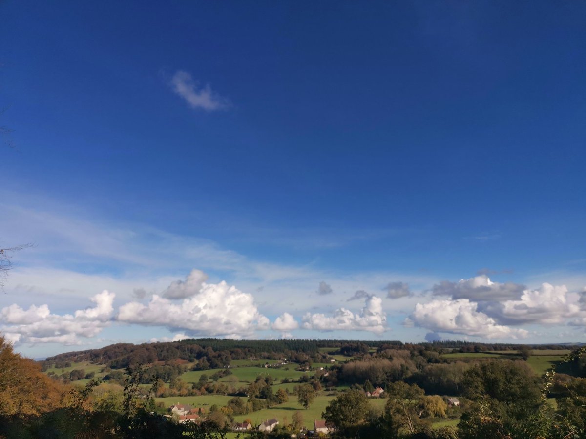 lazyperfection's tweet photo. Clouds below blue sky #walking #exercise #lunchtimestroll #bluesky #clouds #autumnsunshine #autumn #countryside #view #wiltshire #longleat #cranbournechase #aonb #lovewhereyoulive #countrywalk @Longleat https://t.co/zpgAPBIZQK
