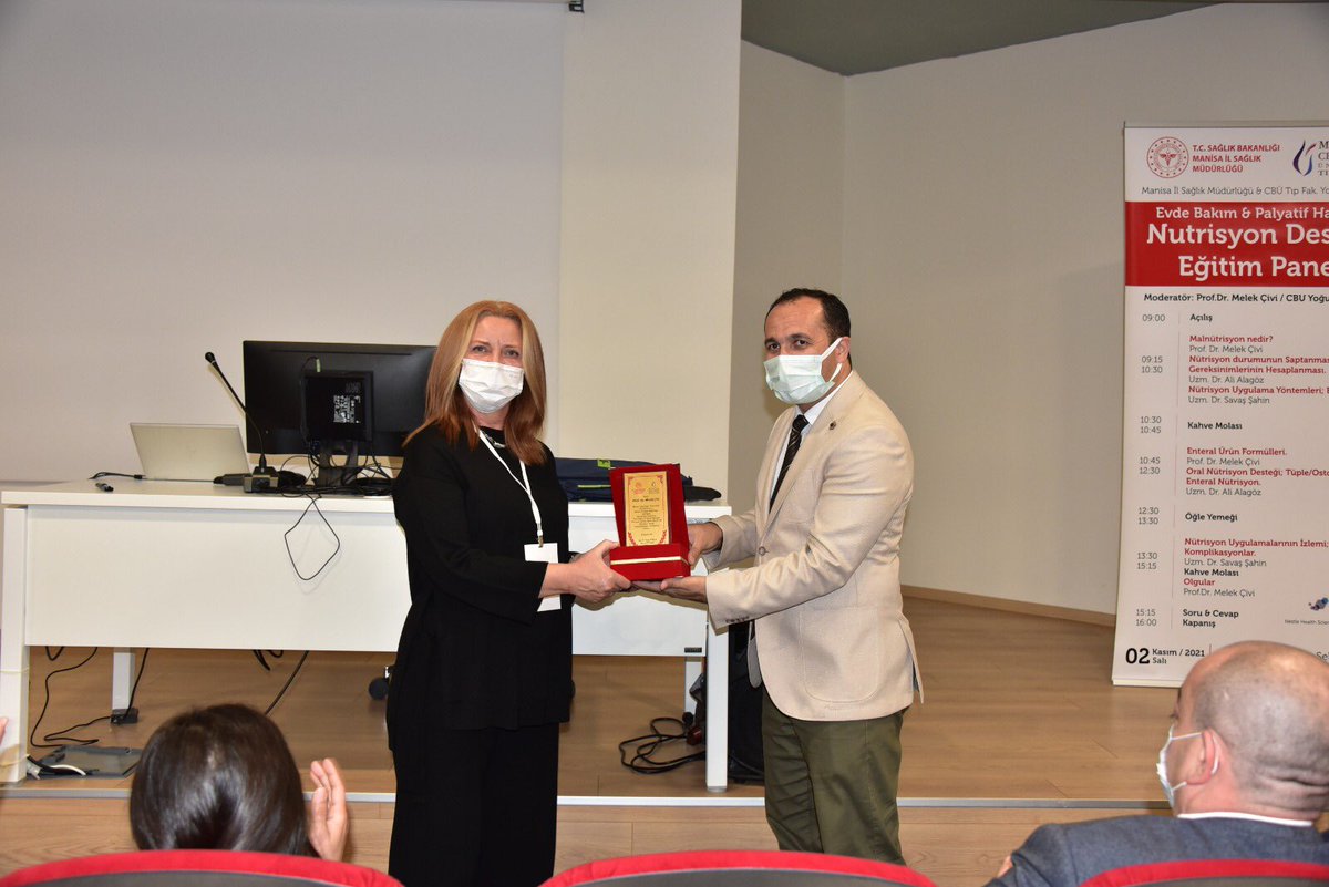 Manisailsaglik's tweet photo. "Evde Bakım &amp; Palyatif Hastaları Nütrisyon Desteği Eğitim Paneli" Manisa Celal Bayar Üniversitesi Tıp Fakültesi Yoğun Bakım Bilim Dalı akademisyenleri moderatörlüğünde Manisa Şehir Hastanesi Konferans salonunda gerçekleştirildi.
https://t.co/AuNZn0MjPF 

@Emre_Erkus45 https://t.co/yZWn3BISDL