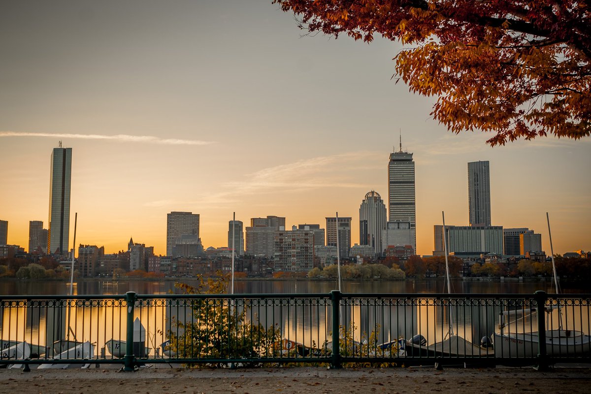 AkshayaVaradha's tweet photo. A little late to the party but been enjoying the splash of colors on our feed. Hope everyone's enjoying the last few days of fall 🍁

#fall #Boston @SonyAlpha @PNYTechnologies https://t.co/FTvHnAjyj5