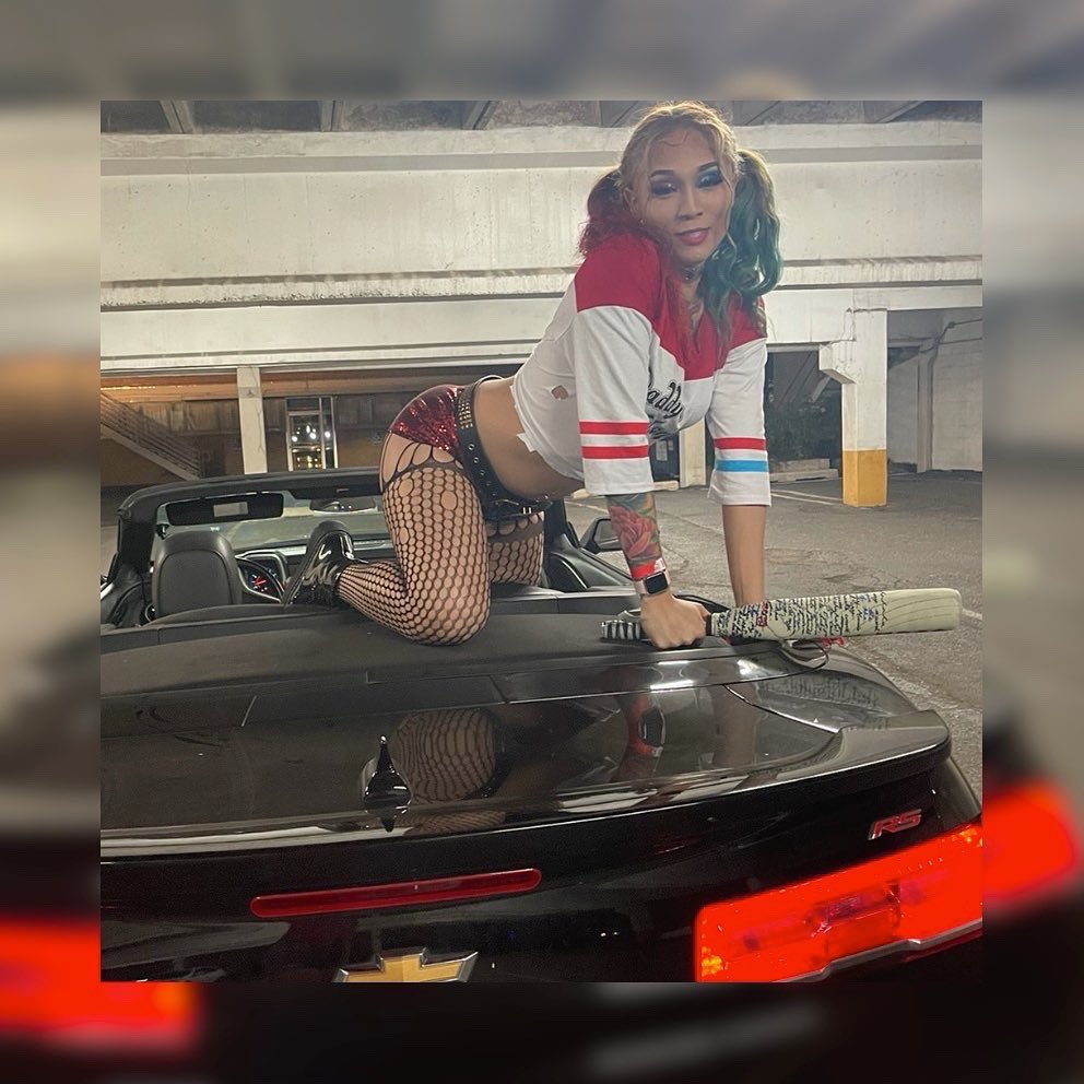 _Rianah's tweet photo. "Sometimes the only way to stay sane is to go a little crazy." 🃏😝🔪🩸 #halloween2021 https://t.co/EZQDyojK28