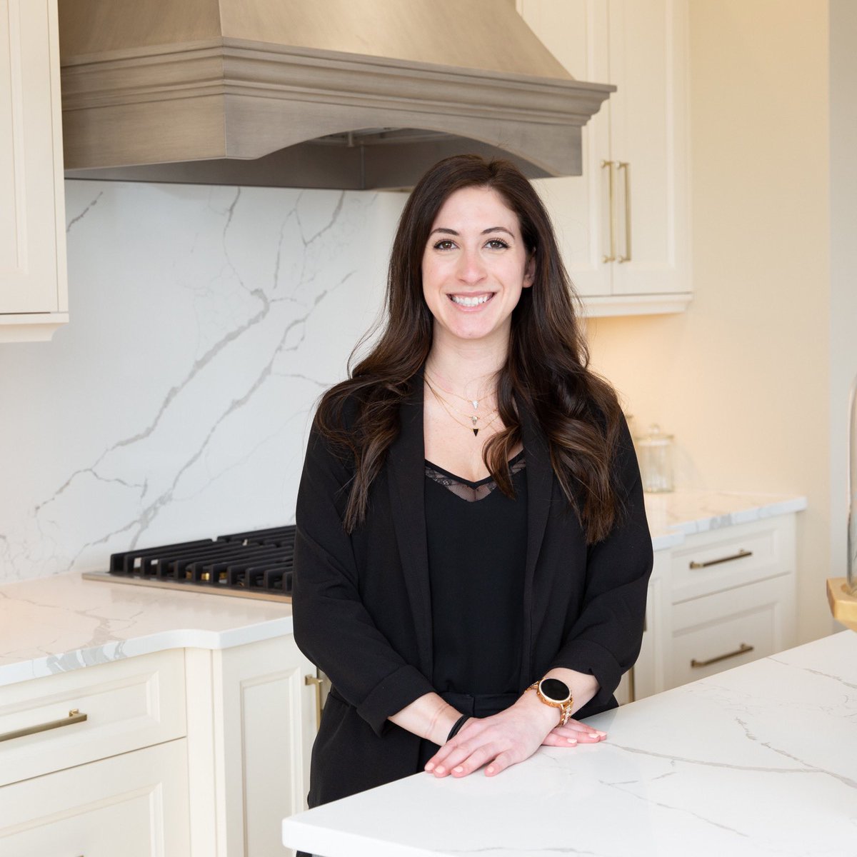 The quickest way to get design inspiration? Go straight to the source—our #CaseysCrew! With experience and a keen eye for detail, Sarah from our Stratford showroom can bring your vision to life. ✔️ #ForLivingForLife #DreamTeam
