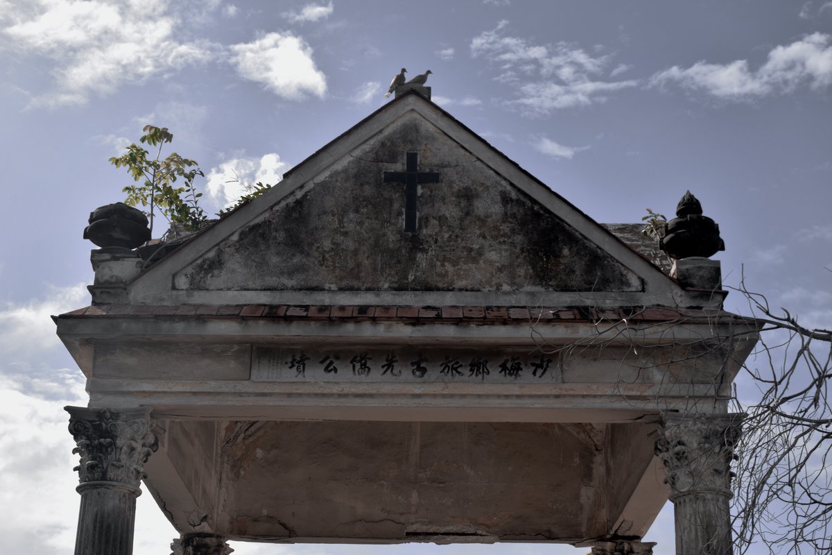 DanGamboaB's tweet photo. Imagina que naces en una isla de China donde no se le permitía a los extranjeros vivir. Luego, terminas migrando al otro lado del mundo donde no te permiten morir.

En este episodio del #MinisterioDeExploraciónUrbana, El Cementerio Chino de La Habana.

Abro hilo. 🔽 https://t.co/e2B9dSZz2z