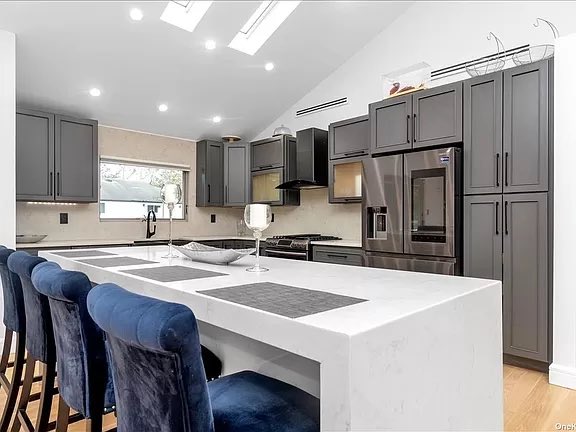 Century_Homes's tweet photo. We’re starting strong this November with this magnificent single-family home in Woodmere, NY! 

Luxurious custom interior features:
✔️ Open Chef’s kitchen
✔️ Black stainless steel appliances AND wine bar
✔️ Radiant floors and Italian marble throughout https://t.co/sJqGWh9ax4