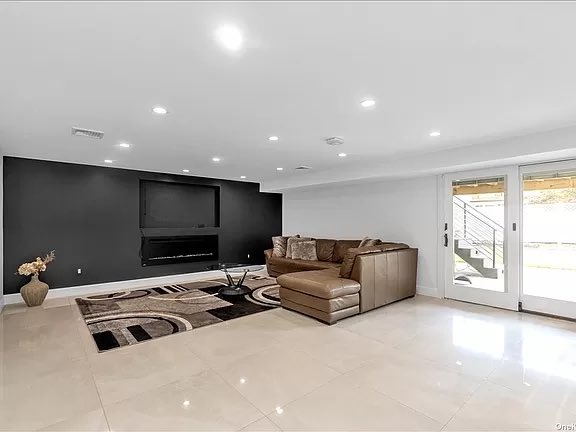 Century_Homes's tweet photo. We’re starting strong this November with this magnificent single-family home in Woodmere, NY! 

Luxurious custom interior features:
✔️ Open Chef’s kitchen
✔️ Black stainless steel appliances AND wine bar
✔️ Radiant floors and Italian marble throughout https://t.co/sJqGWh9ax4