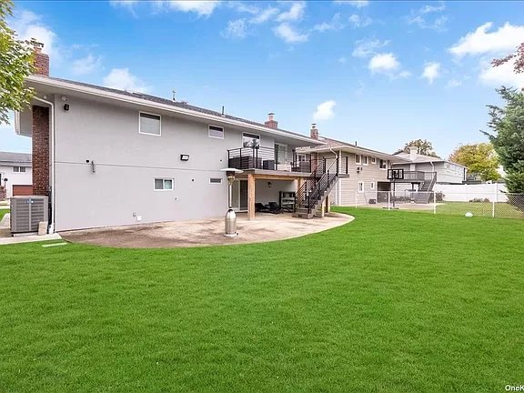 Century_Homes's tweet photo. Let’s not forget about the exterior features: 
✔️ Lifetime maintenance free deck 
✔️ Modern upgraded look 
✔️ Garage, driveway, AND spacious backyard https://t.co/hXybE1kyjn