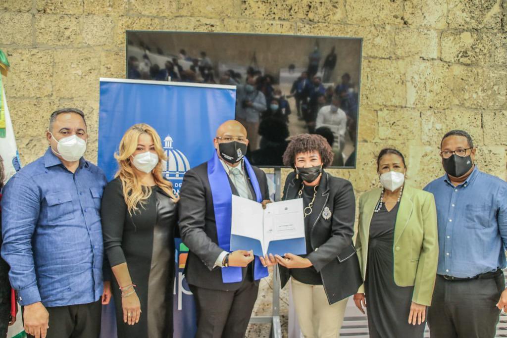 YasserDominguez's tweet photo. La formación y el conocimiento son la base del desarrollo de los pueblos.

Gracias al @InapRD y al @concejo_dn por este aporte al conocimiento, que se traducirá en un beneficio para nuestra gestión de ciudad.

En cada escalón siento mi orgullo de decir #PuetoPalBarrio https://t.co/IzsFFjlFb1