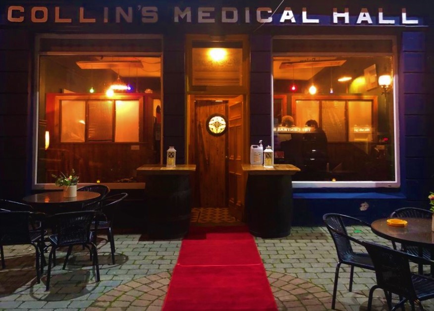 Red Carpet was rolled out in typical Greyhound Bar Kilkee fashion, making all who attended the launch of my album, Scáthán mo Shaoil feeling special. X.