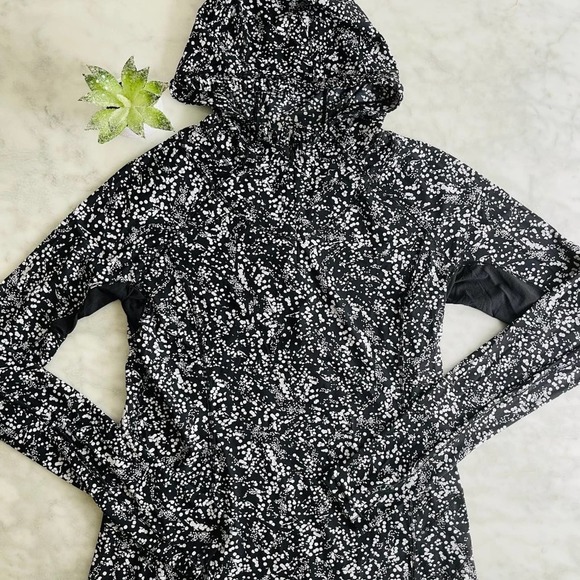 kashelton's tweet photo. So good I had to share! Check out all the items I'm loving on @Poshmarkapp #poshmark #fashion #style #shopmycloset #lululemonathletica #bernardholtzman: https://t.co/q2U1AUZtXv https://t.co/tdTqyVcpdN