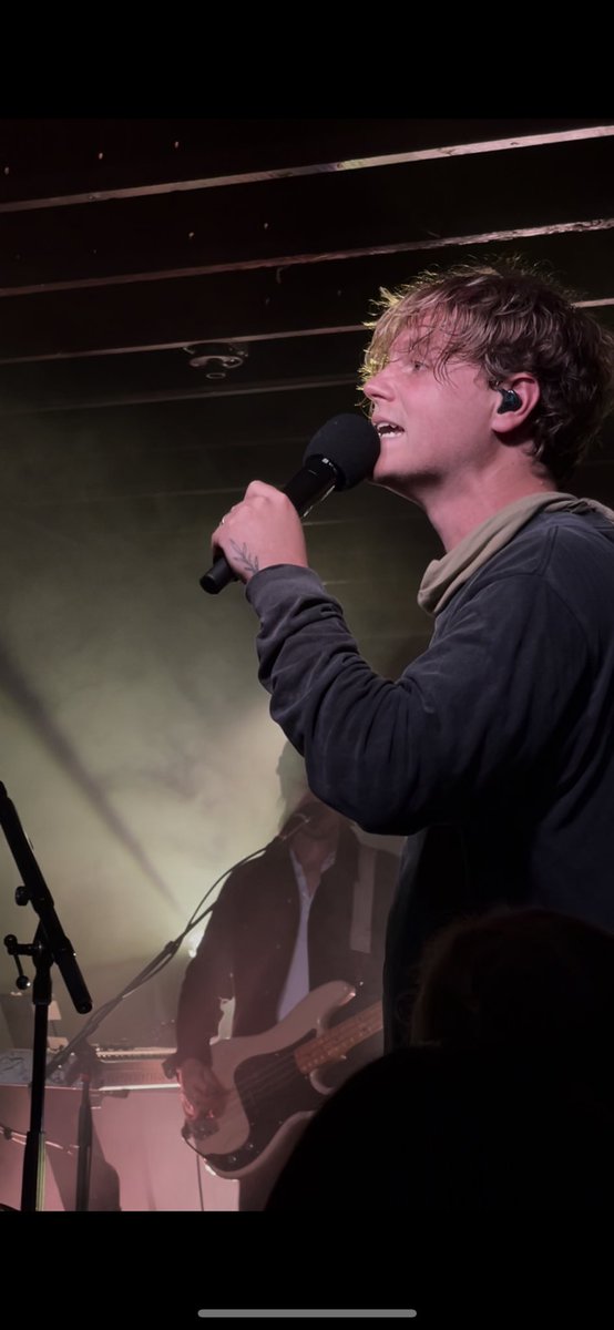 pleaseharry_x's tweet photo. Caleb Chapman from Colony House is literally so attractive. I’m watching my concert videos back and all I have to say is that Julia Chapman is one lucky gal. She even has a whole song written about her BYYYEE 😍😭 https://t.co/1cAgVog7og