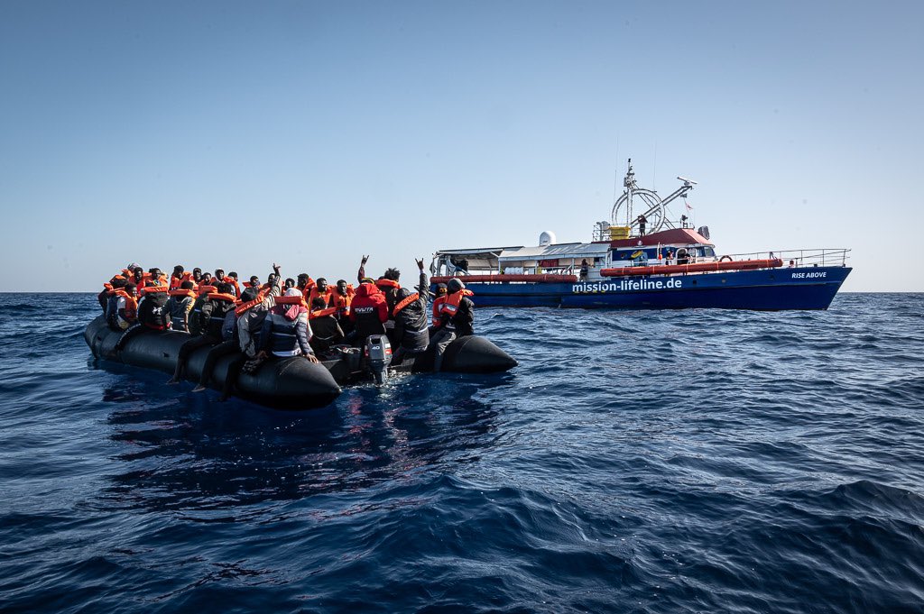 SEENOTRETTUNG's tweet photo. Seit den frühen Morgenstunden waren die @_Rise_Above &amp; die #SEAEYE4 im Dauereinsatz. Gemeinsam konnten die Crews von Mission Lifeline &amp; Sea-Eye 325 Menschenleben in 5 Einsätzen retten. Unter den Überlebenden sind 153 Kinder. https://t.co/ObJJxRaYkt