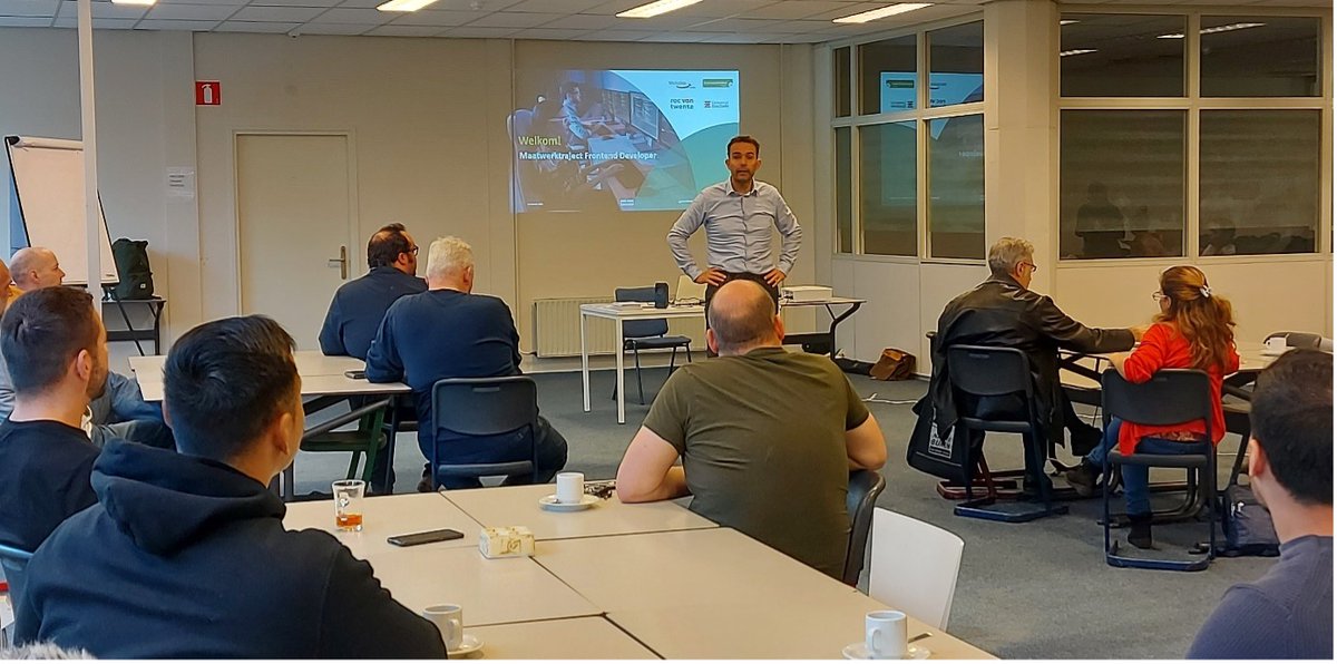 Vorige week zijn 12 deelnemers met de cursus tot front-end developer gestart! Een mooie samenwerking van Endoor, <a href="/LerenenWerken/">Leerwerkloket</a> Twente en <a href="/WerkpleinTwente/">Werkplein Twente</a>. Deelnemers worden in 8 weken opgeleid als front-end developer (een kansrijk beroep). Wij wensen alle deelnemers veel succes!