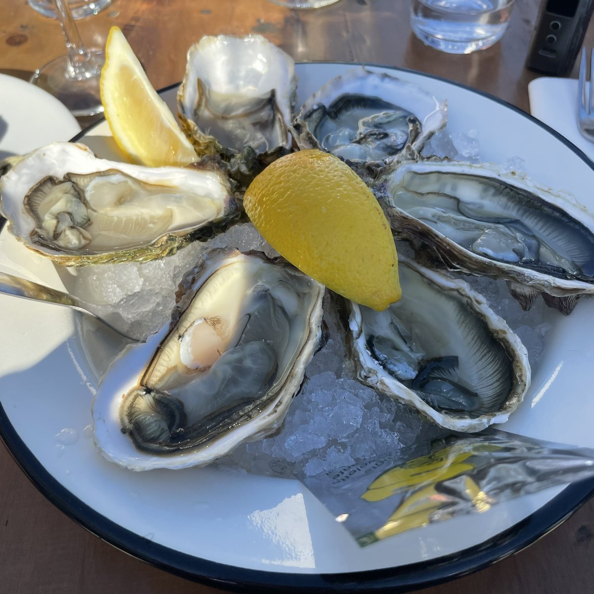 ArmelePortelli's tweet photo. Il y a le ciel, le soleil et la mer …
#deconnection 
Avec @SRosRouart on a refait le monde, et je vous promet il va être beau mais surtout #egalitaire https://t.co/maK7GELEHO