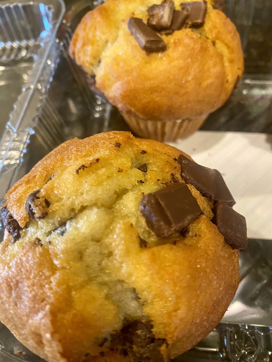 alisahopewagner's tweet photo. I have less than 3 weeks to my bodybuilding competition, and I keep passing these in the kitchen. Whenever I see them, I whisper, βI will fear no evil.β Haha π #bodybuilding #bodybuildingprep #womenwholift #muffins #chocolate https://t.co/19ZYLOA8BP