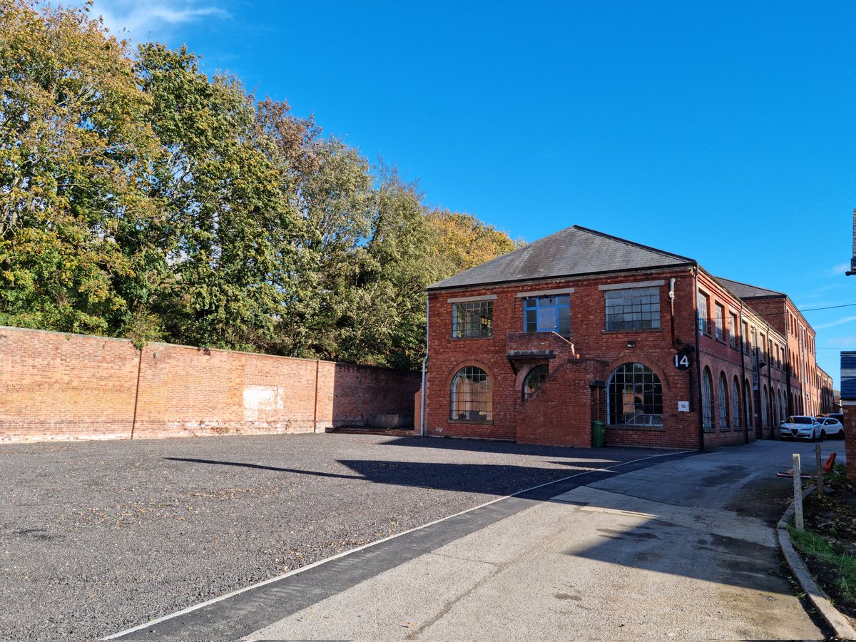 Every corner reveals a different view. Fantastic snap at the end of Building 14 taken yesterday with a gorgeous blue sky backdrop!
#heritagelocation #hiddentreasures #historiclocation #urbex #ukphotography #phonephotography #originalcharacter #originalfeatures  #northantshour