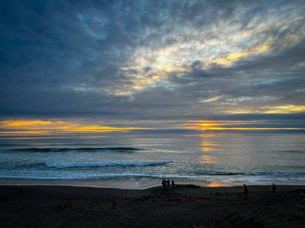 maclambert2's tweet photo. Moonstone Beach Sunset. #moonstone #moonstonebeach #cambria #silhouttes #sunset #clouds #shotoniphone #iphone13 #travel #instagram #photooftheday #picoftheday #photo #moment #instadaily #kelbyonepics #nikon_hunt #smugmug #twitter #orangesunset https://t.co/pBBOUu9im7 https://t.co/ARcYVDVBgI