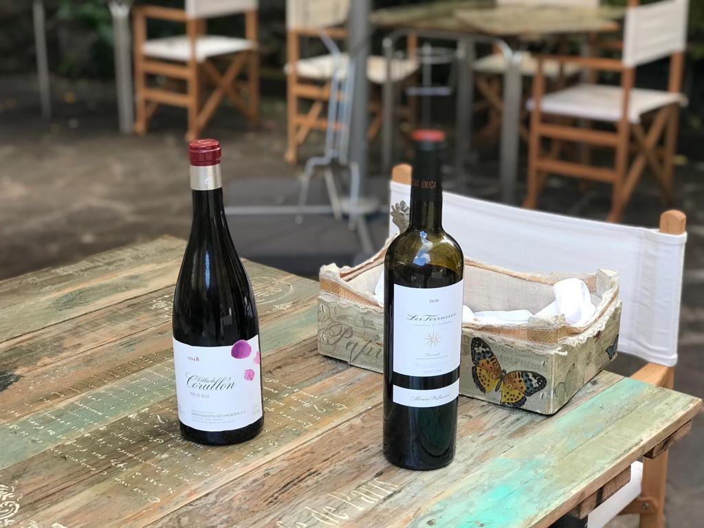 🍂Pasear en otoño por #Zaldierna es un lujo, pero completar la estancia comiendo en <a href="/CasaZaldierna/">casazaldierna</a> es el no va más. Aquí ya puedes disfrutar de los vinos de Álvaro Palacios que #ChâpeauWines 🍷 🎩distribuimos oficial y en exclusiva para La Rioja a través de <a href="/vilaviniteca/">vilaviniteca</a> 👌🏼