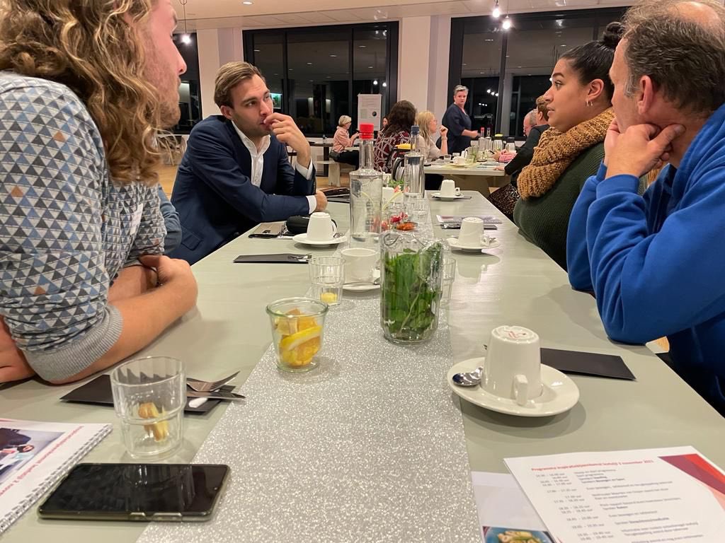 MaartenOoijen's tweet photo. Verblijf in de opvang of beschermd wonen kan het moeilijk maken om aan een gezonde levensstijl te werken. Terwijl het juíst kan bijdragen aan werken aan herstel. Vanavond mocht ik het inspiratiediner over dit onderwerp openen. Op naar mooie ideeën 💡 https://t.co/h6eoheeNxO