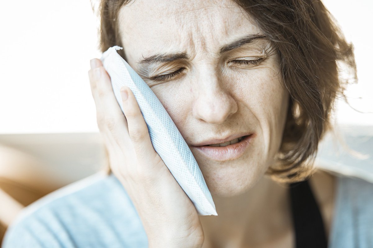 6 einfache Tipps gegen akute Zahnschmerzen - Au backe! Zahnschmerzen sind übel und können uns wahnsinnig machen. Lesen Sie hier unseren Beitrag und erfahren Sie, welche Hausmittel helfen können. verbraucher-tipps.com/6-einfache-hau… #zahnschmerzen #zahnweh #hausmittel
