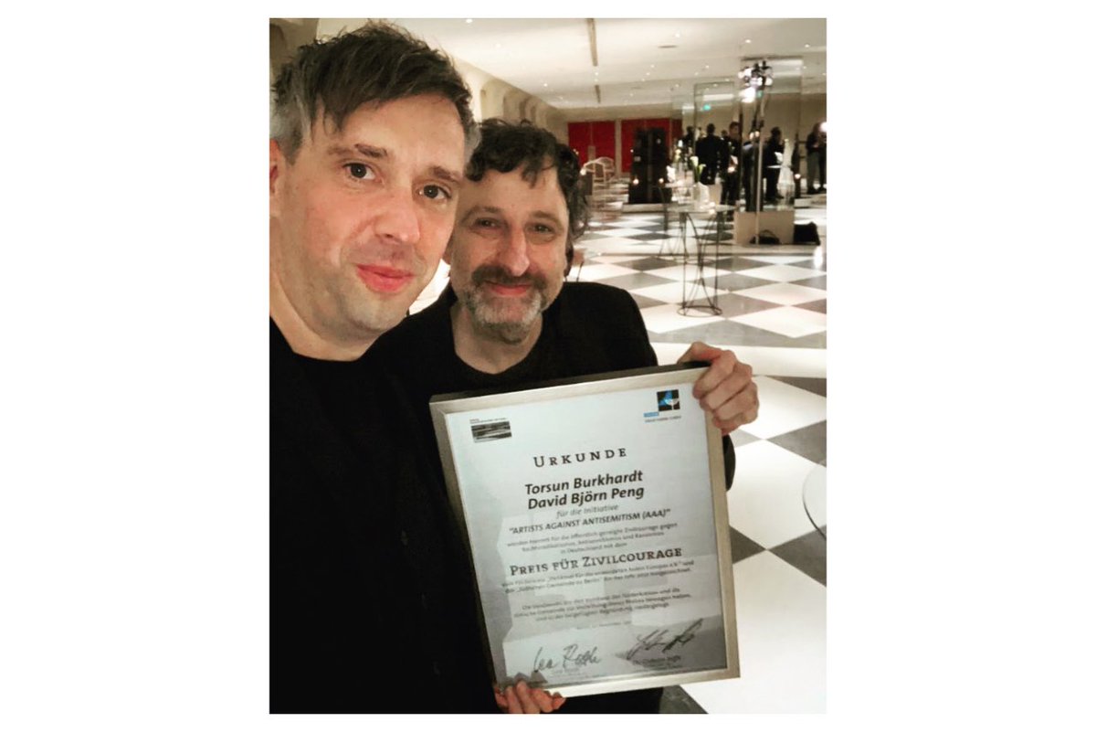 ArtistsAgainstA's tweet photo. Wir? 

Haben grad den Preis für Zivilcourage des Förderkreises Denkmal für die ermordeten Juden Europas e.V. entgegengenommen. 

Riesen Dankeschön ans Team &amp; unsere Artists! Und weiter geht’s ✊🏽 

#ArtistsAgainstAntisemitism 
@BjoernPeng @TorsunBurkhardt @Echtzeitreise @dasflug https://t.co/zIjNp7ukji