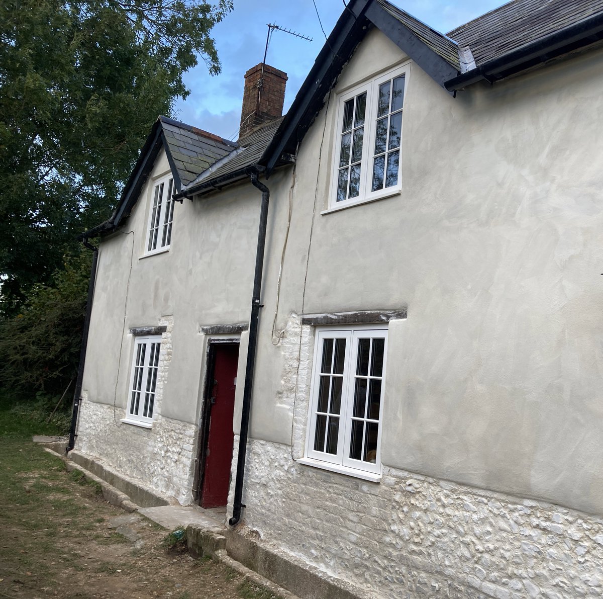 SellickCon's tweet photo. Cottage up Coffin Lane hot lime washed today, limewash shows where the wall is still wet - under the windows has not carbonated because the old windows had no cills and water was pouring in. The lime will help to evaporate 👍 #lime #hotlime #traditional #conservation #limerender https://t.co/jgitqFKaUO