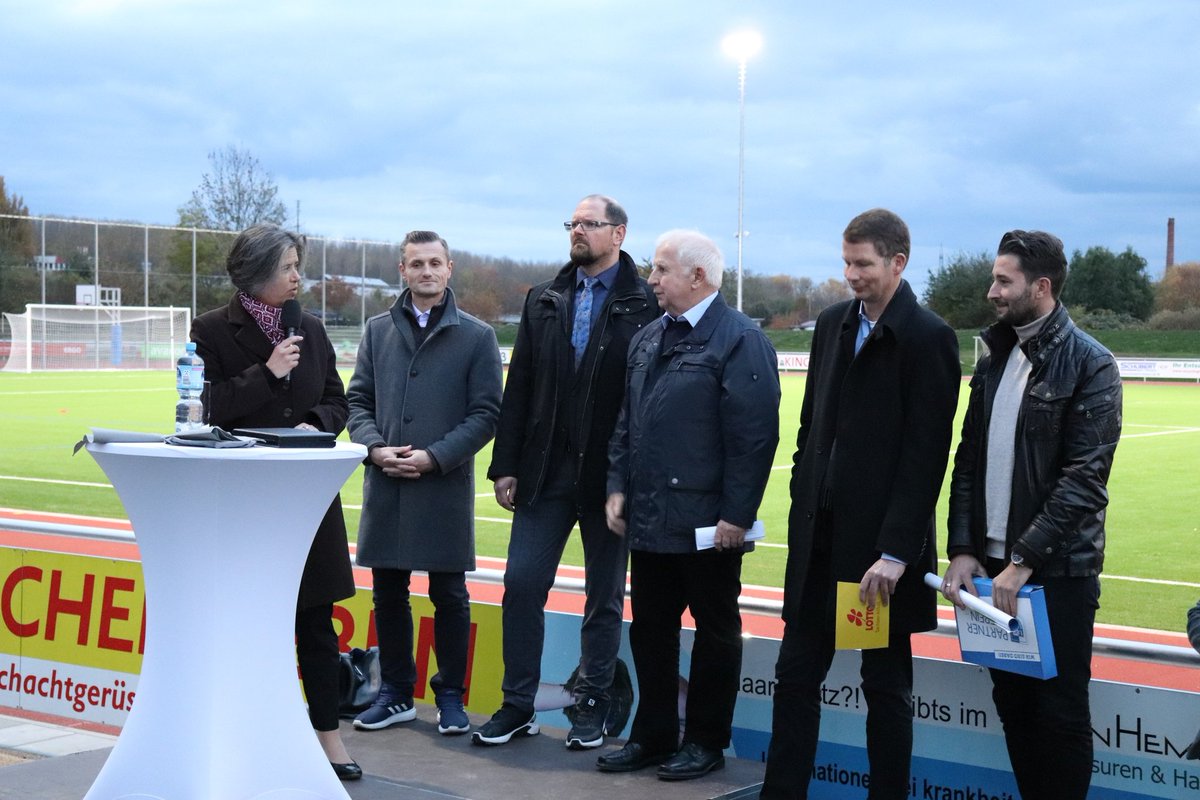 MISachsenAnhalt's tweet photo. Zukunft des #Fußball|s in #Oschersleben gesichert: Sportministerin Dr. Tamara Zieschang hat heute den Kunstrasenplatz im Jahnstadion eröffnet. Das Land @sachsenanhalt unterstützte bei der Sanierung des Großspielfeldes mit Landesmitteln in Höhe von rund 662.000 Euro.
© M. Schulte https://t.co/zQe3u6te6q