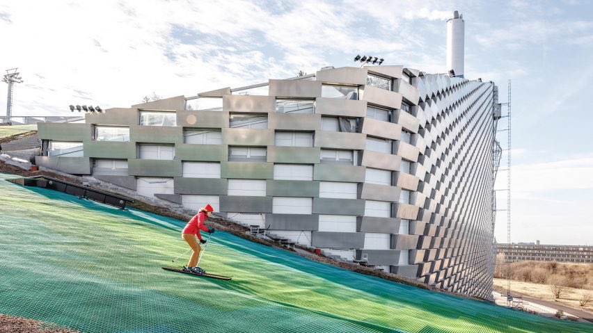 MarkTomasovic's tweet photo. Copenhill is a waste-to-energy plant in Denmark.

The plant also functions as a ski slope. https://t.co/jO2GPaLCPV