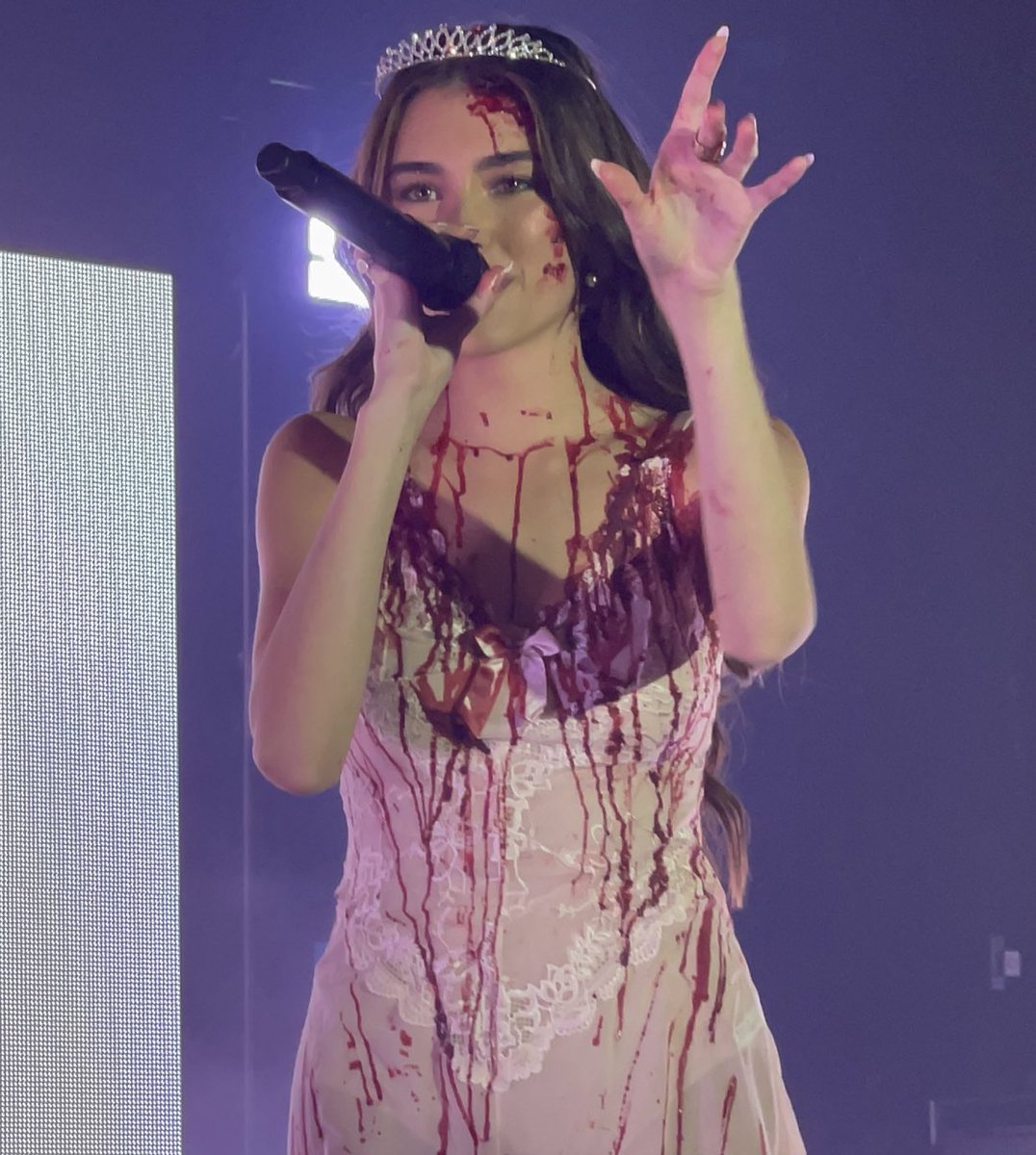 FRMadisonBeer's tweet photo. Nouvelles photos de Madison Beer pendant son concert à #LSTAtlanta déguisé en Carrie! #2 https://t.co/O0E6Il12C6