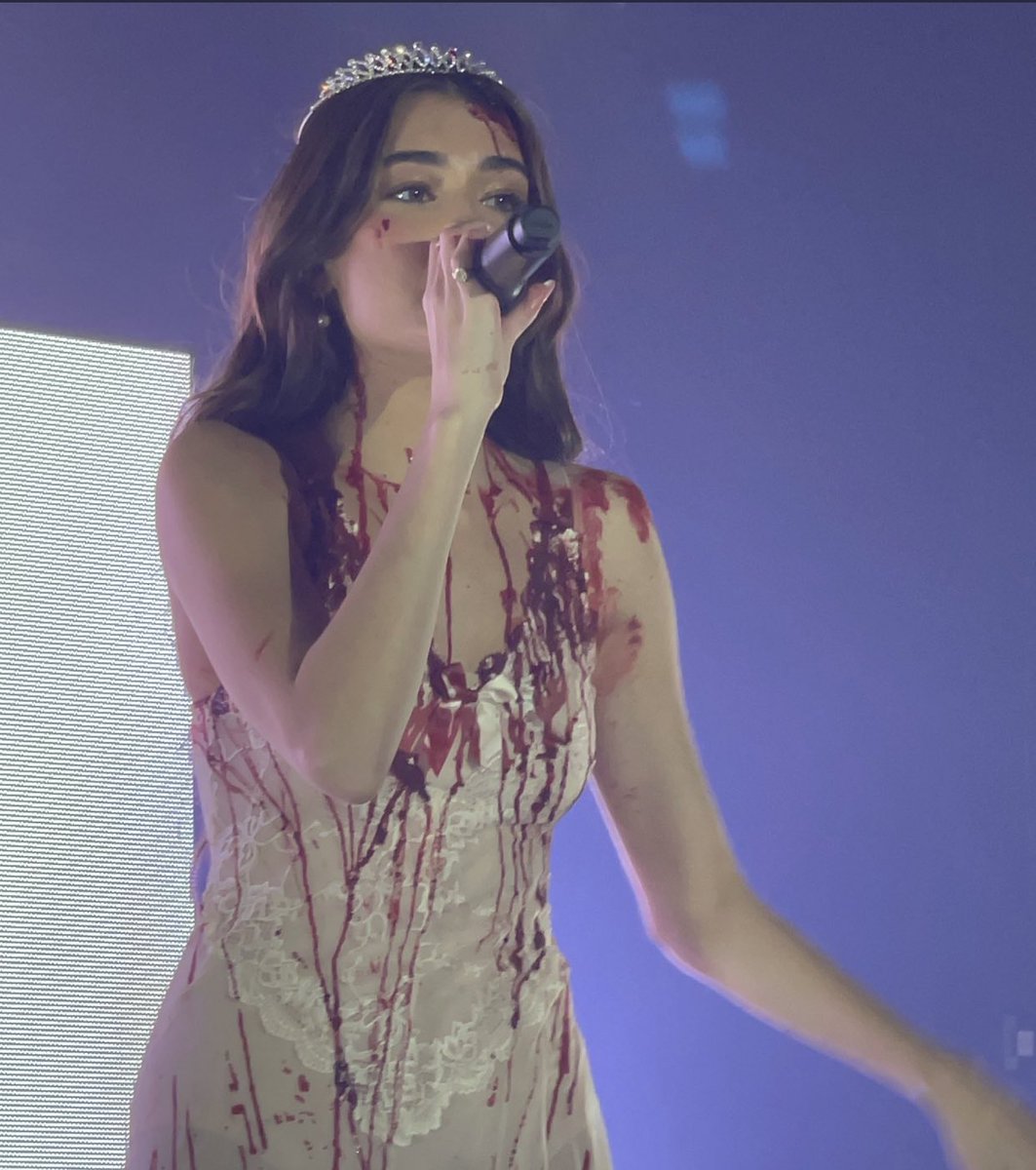 FRMadisonBeer's tweet photo. Nouvelles photos de Madison Beer pendant son concert à #LSTAtlanta déguisé en Carrie! #2 https://t.co/O0E6Il12C6