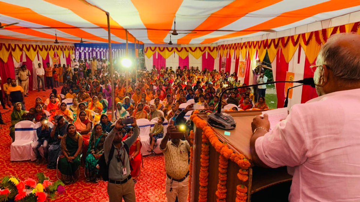tarkishorepd's tweet photo. आज कटिहार के कुरैठा में बैंक ऑफ बड़ौदा द्वारा ऋण वितरण पर आयोजित कार्यक्रम में शामिल हो अपने विचार रखे। 
कोरोना काल मे अर्थव्यवस्था को संभालने में बैंकों की काफी अहम भूमिका है। वितरित ऋण न केवल जरूरतमंदों को मदद मिलती है, बल्कि इससे नए व्यवसायों का भी सृजन होता है। https://t.co/jNdv0ob7fx