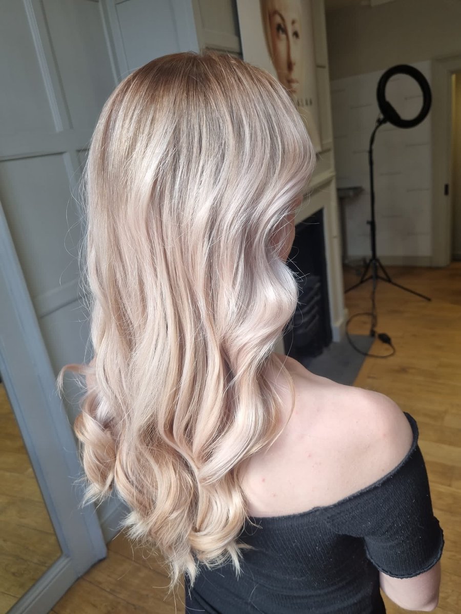 BarryAlanHair's tweet photo. Massive Colour Correction by @kat.sherbert with this Balayage underneath and root stretch on top π #mastercolourexpert #colourcorrection #wella #wellahair #sassoons #balayage #rootstretch #bigchange #newhairnewyou #hairtransformation #norwichhair #norwich https://t.co/kbImZKeWnH