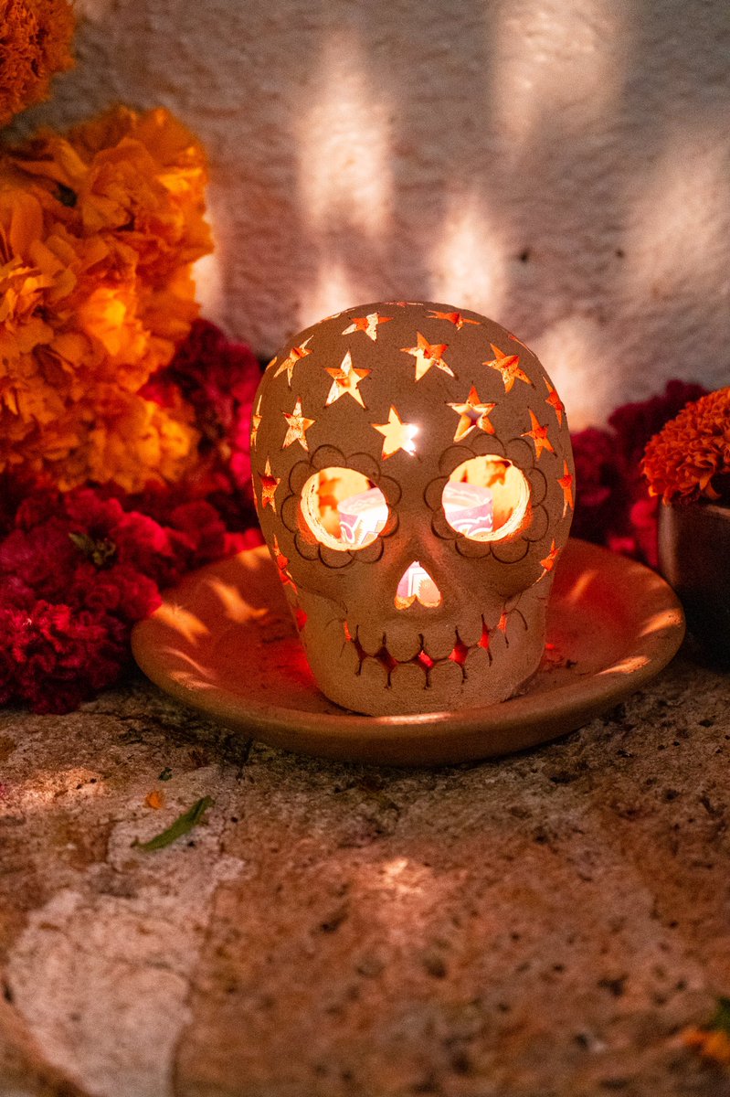 Bajo estrellas y misterios, cantamos para no llorar, que estos son días para celebrar y recordar 🧡✨💀

Así vivimos este día de muertos, con nuestro altar y ofrendas que recuerdan a nuestros seres queridos 🥘🫔💐

#DíaDeMuertos #CasaOaxacaReforma #CocinaDeCarbón #DayOfTheDead