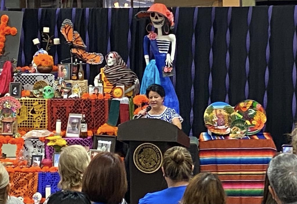 SRE_mx's tweet photo. 💀 Altar de #DíadeMuertos de @ConsulMexDelRio, en Texas. https://t.co/4Jmb1gwi2j