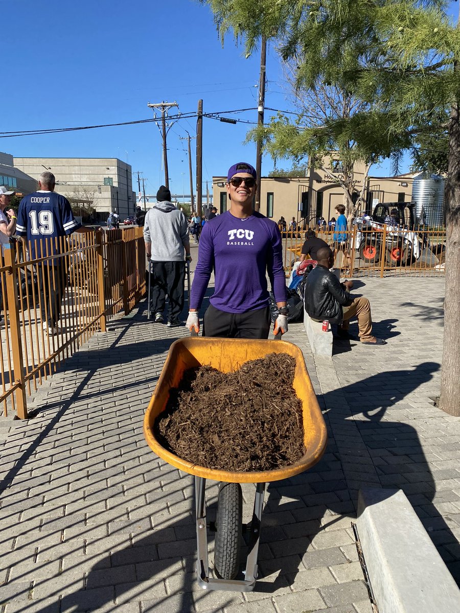 Proud spending time giving back to our community 

#GoFrogs #TCUDayofService #CommunityEngagement
