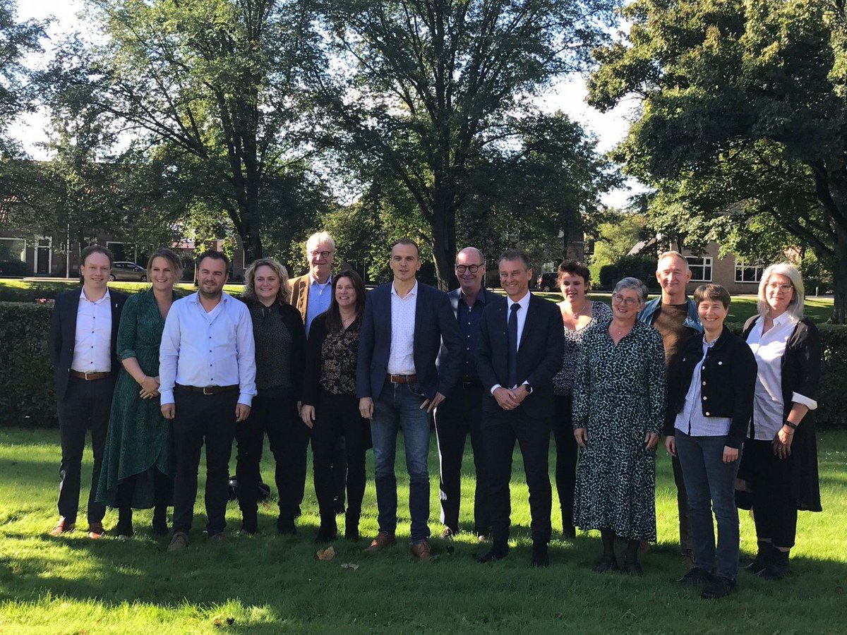 Allerzorg (@allerzorg) on Twitter photo Voor het leveren van begeleiding & behandeling aan gezinnen met kinderen van 0-18 jaar hebben we voor 2022 een #jeugdhulp contract gesloten met <a href="/Gemeente_Urk/">Gemeente Urk</a> en <a href="/GemeenteNOP/">Noordoostpolder</a>. We zijn blij dat we dit de komende jaren vorm mogen geven. Meer info: allerzorg.nl/nieuws/allerzo…. #Allerzorg Voor het leveren van begeleiding & behandeling aan gezinnen met kinderen van 0-18 jaar hebben we voor 2022 een #jeugdhulp contract gesloten met <a href="/Gemeente_Urk/">Gemeente Urk</a> en <a href="/GemeenteNOP/">Noordoostpolder</a>. We zijn blij dat we dit de komende jaren vorm mogen geven. Meer info: allerzorg.nl/nieuws/allerzo…. #Allerzorg