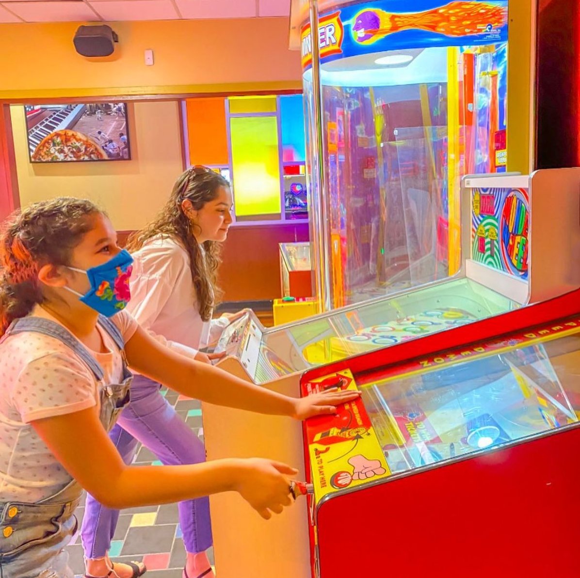 ShakeysUSA's tweet photo. One more game, I promise ๐ค๐
Cred: @_liz_892 #shakeys #shakeyspizza #pizzaparty #arcadebar #arcade #pizzaparlor #lapizza #bestpizza #arcadebar #thingstodoinla #kidactivities #weekendidea #weekendfun #weekendvibes #losangelesfun #secretlosangeles #localbusiness https://t.co/uigNKwkdIt