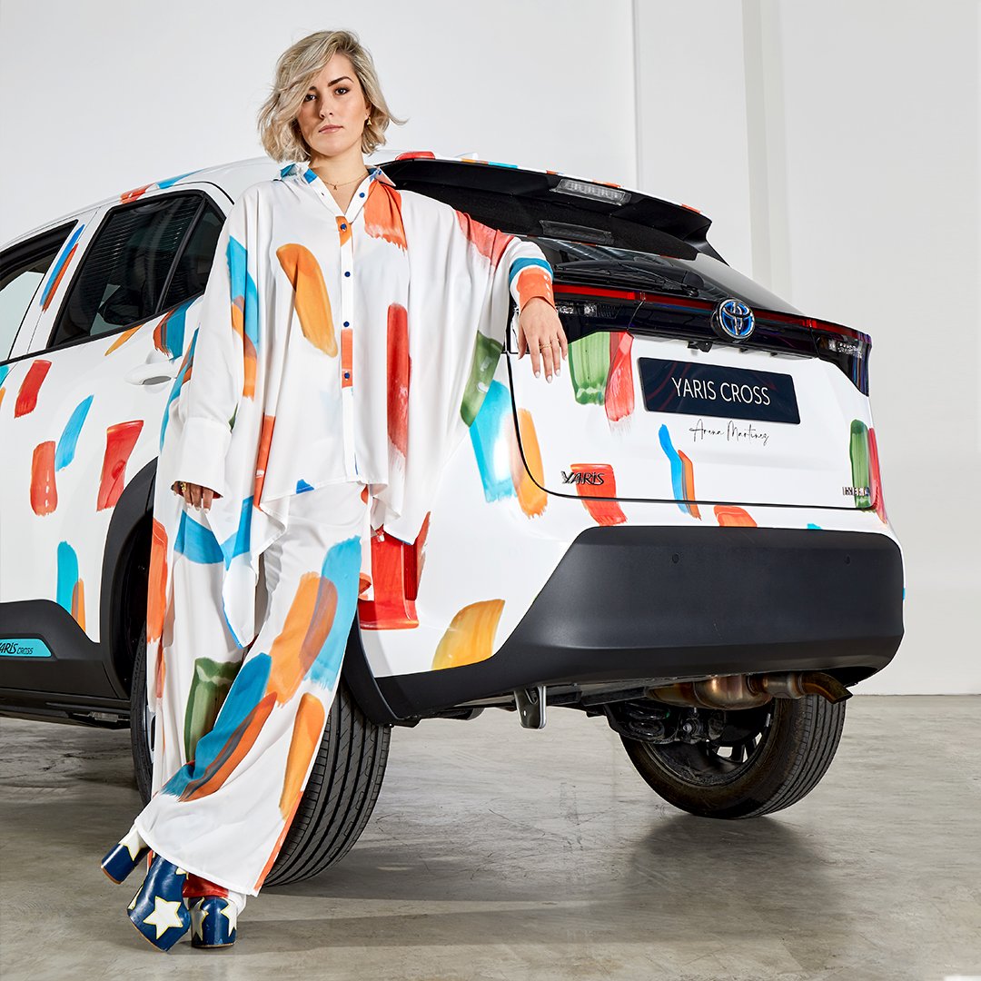 Toyota_Esp's tweet photo. ¿Qué os parece el rediseño de Arena Martinez del nuevo #Toyota #YarisCross? 🔥 ¡A nosotros nos encanta ver esta fusión entre arte y #movilidad! 🎨 Ha sido un placer trabajar juntos en esta versión de nuestro SUV #híbrido llena de color.

#ToyotabyArenaMartinez #YouAreTheCanvas https://t.co/rdJdiltVfT