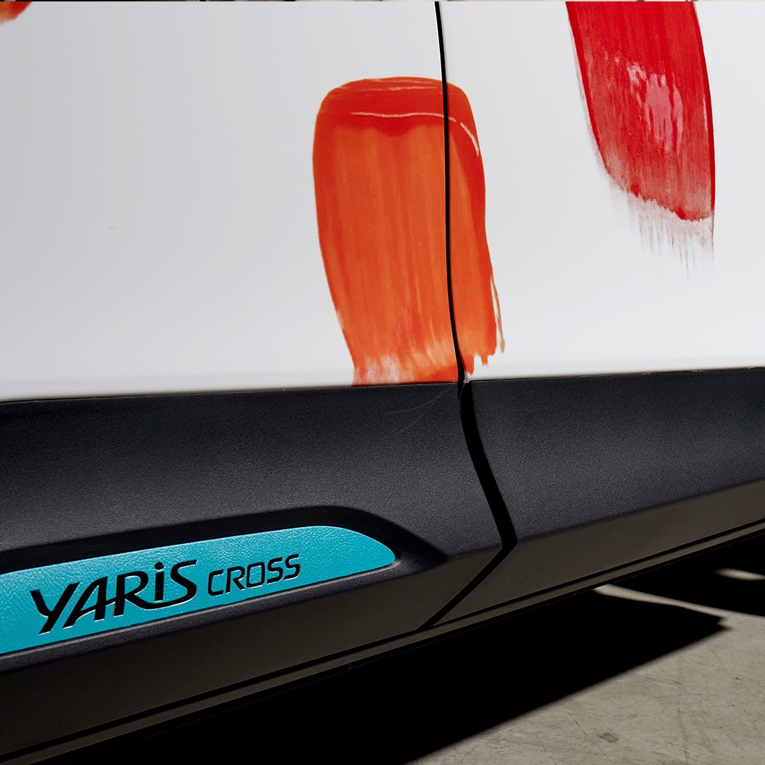 Toyota_Esp's tweet photo. ¿Qué os parece el rediseño de Arena Martinez del nuevo #Toyota #YarisCross? 🔥 ¡A nosotros nos encanta ver esta fusión entre arte y #movilidad! 🎨 Ha sido un placer trabajar juntos en esta versión de nuestro SUV #híbrido llena de color.

#ToyotabyArenaMartinez #YouAreTheCanvas https://t.co/rdJdiltVfT