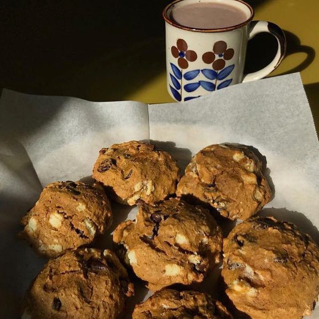 🍁🍂Cozying up in this brisk Bloomington weather with some Pumpkin cookies🥰 Gluten-free and Vegan pumpkin is also available ☺️