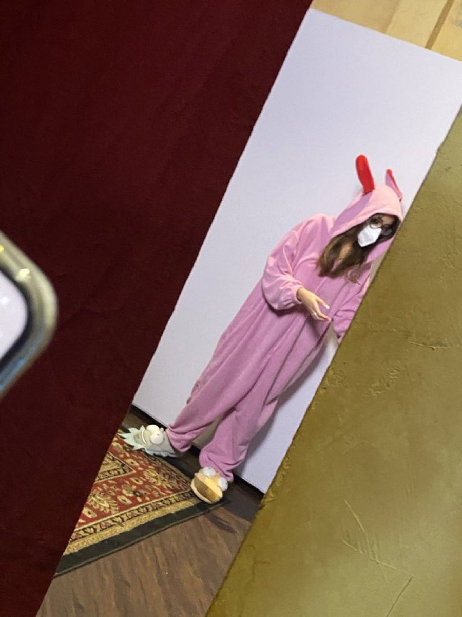 FRMadisonBeer's tweet photo. Pendant les M&G de #LSTAtlanta, Madison était déguisé en lapin! :) https://t.co/MijPdBW071