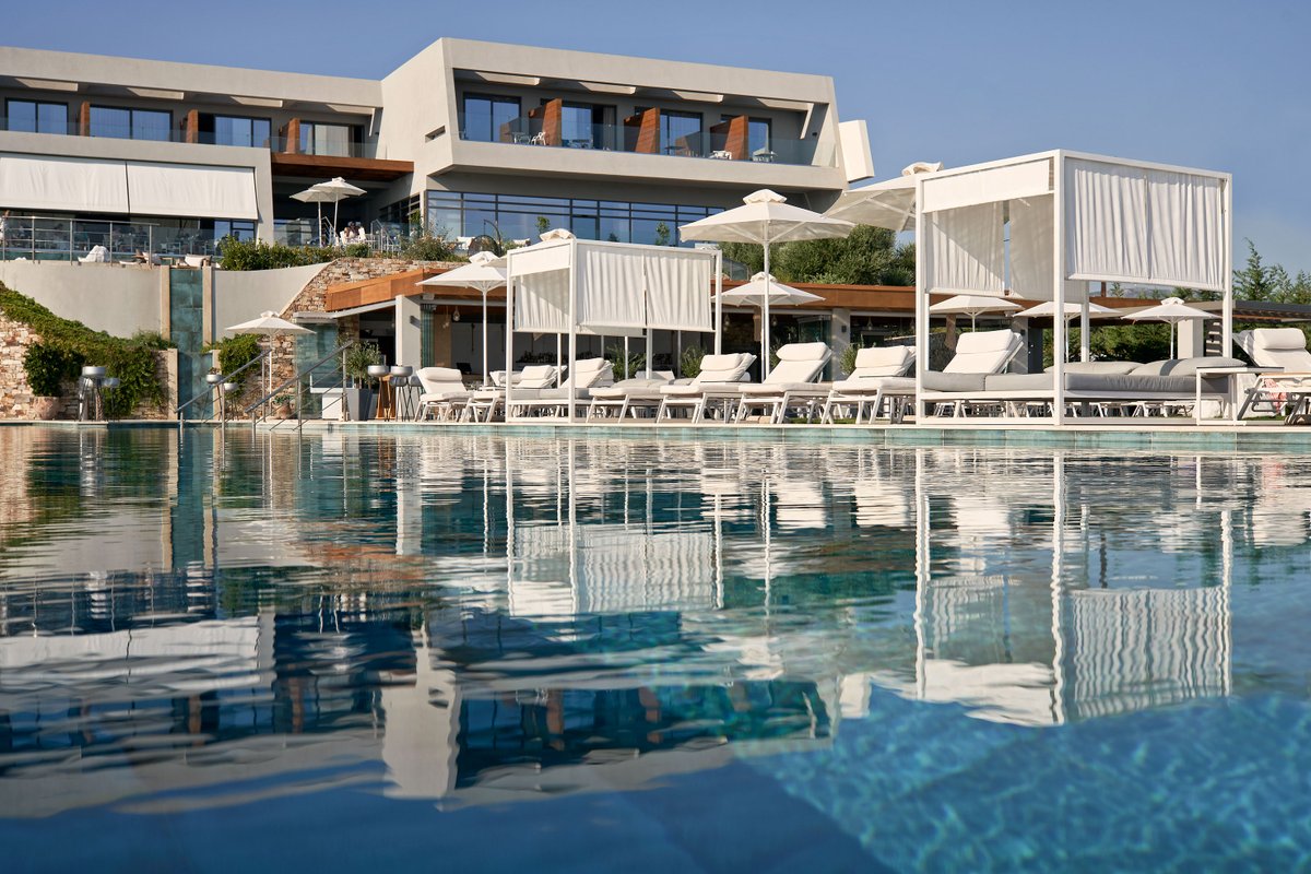 Huge congratulations to @lesanteblu who won “Greece’s Leading Resort 2021” at the @worldtravelawards! 👏 👏 👏